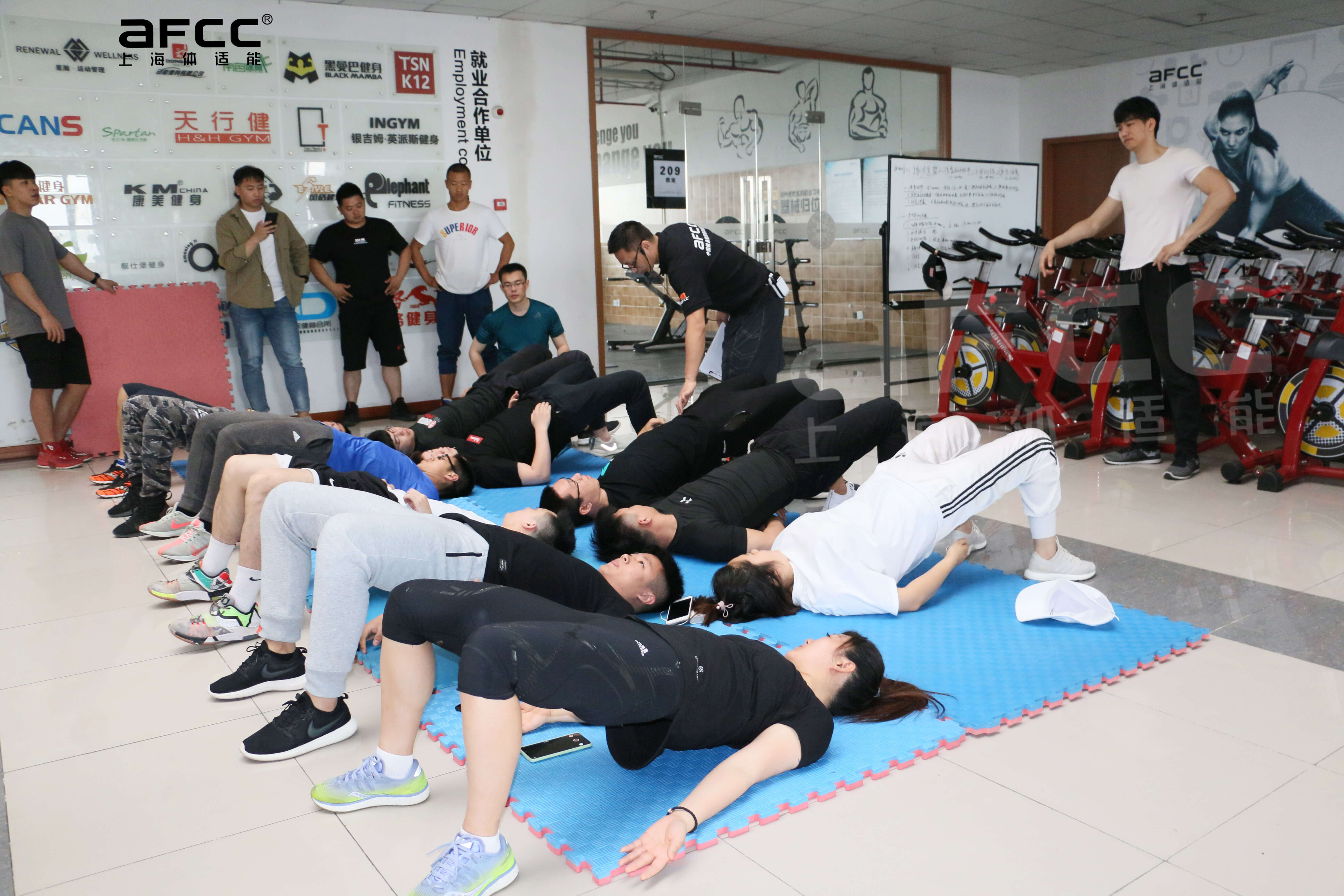 少儿可利用正确的姿势动作，自创美妙的形体花式动作