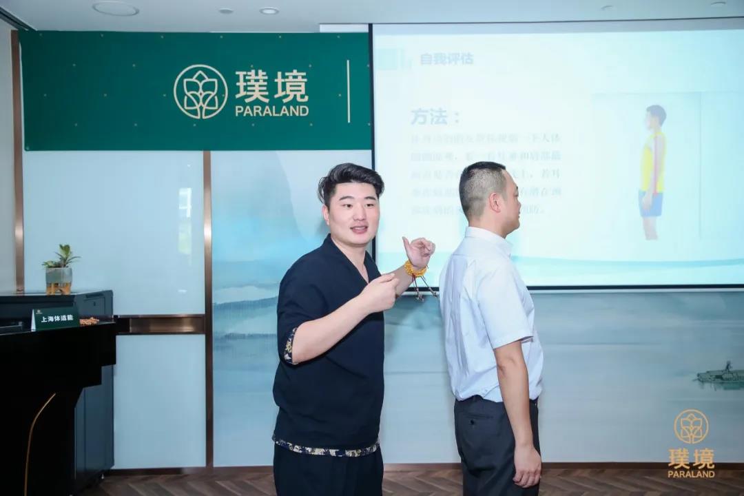 刘老师携多位上海体适能老师为嘉宾现场提供了一对一的肩颈康复手法服务。
