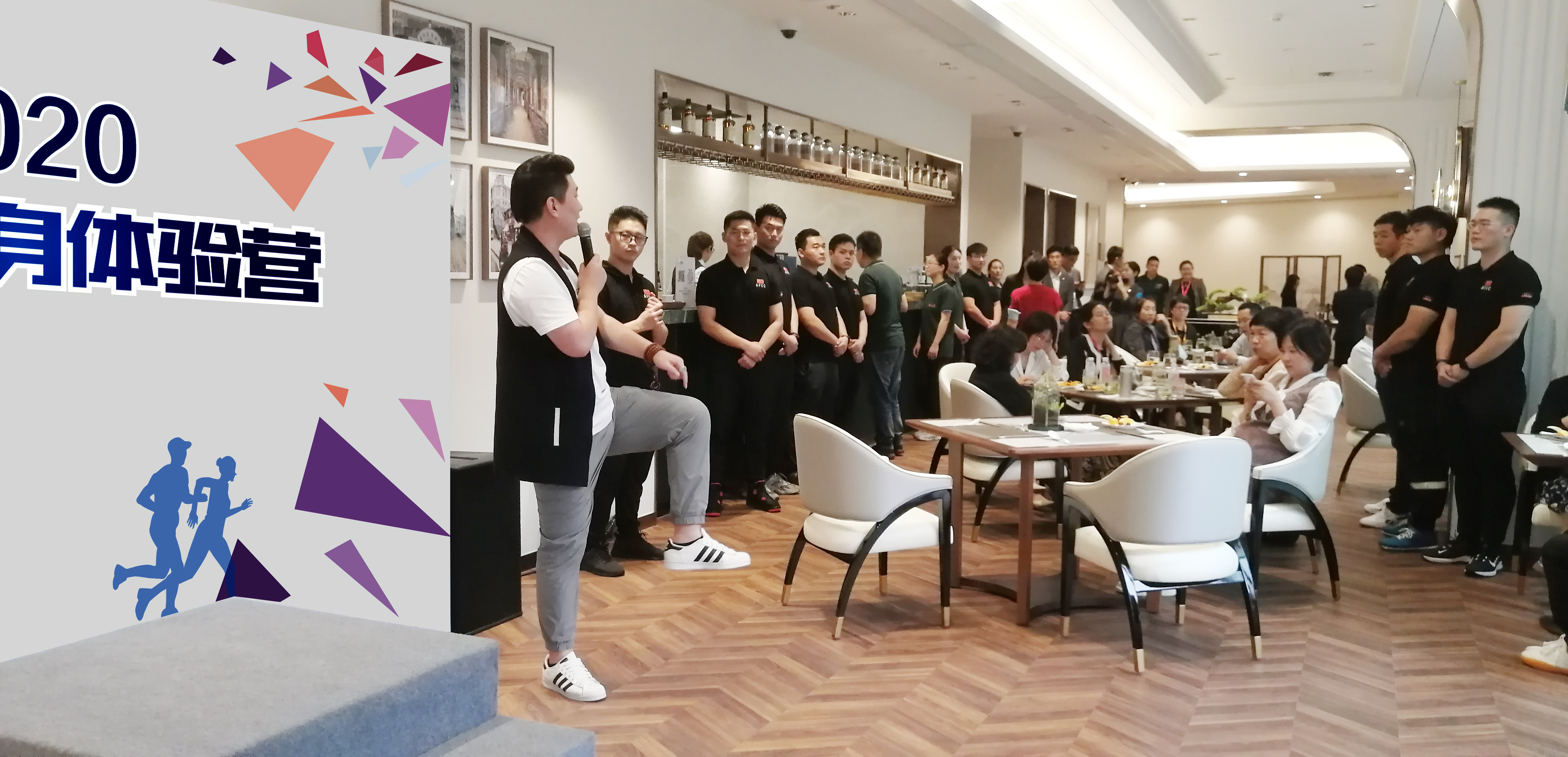 刘老师还亲自做起了生活中问题姿势的示范